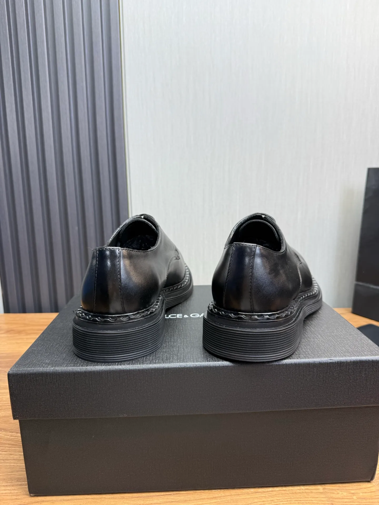 Men's shoes 💰900💰 DG. Men's casual lace-up leather shoes, the latest hot style 🔥 1:1 original purchase quality, top quality goods ⬆️The upper is imported open-edge beaded cowhide, cowhide, and cow suede. The hand-made three-dimensional stitching highlights the round toe design. The inner foot pads are all imported cowhide, with the original wear-resistant foam outsole, matching code 39-44, (38, 45 custom-made, non-returnable)